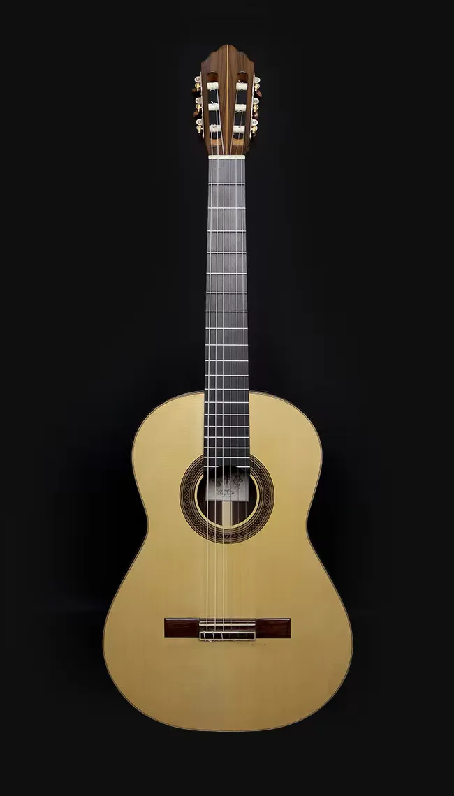 angel-gomez-guillen-guitarrero-constructor-guitarra-spain-guitarra-artesanal-pino-tapa